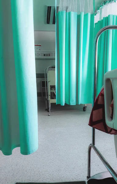 病院の部屋に閉じられたカーテンを見る — ストック写真