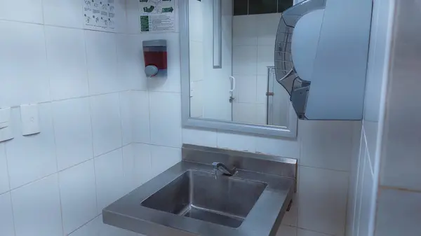 病院用バスルームミラー付き洗面台の様子 — ストック写真