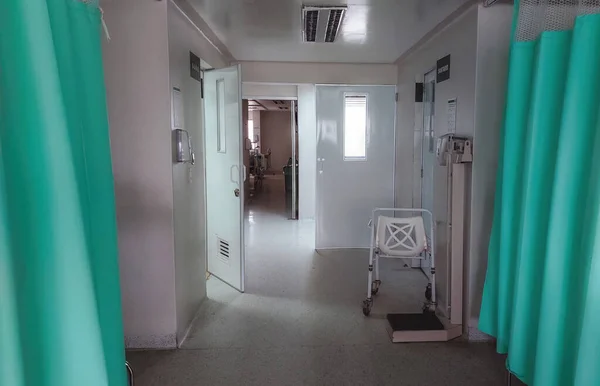 Innenraum Eines Krankenhauszimmers Mit Blick Auf Eine Tür — Stockfoto