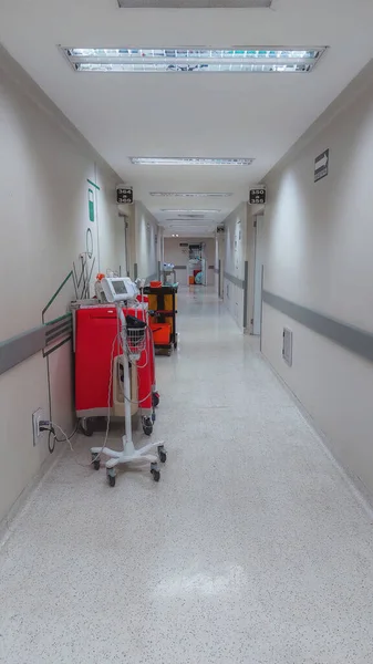Corredor Hospitalar Com Equipamento Médico — Fotografia de Stock