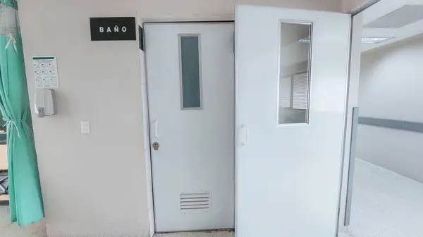 Badezimmertür Eines Krankenhauses Innenansicht — Stockfoto
