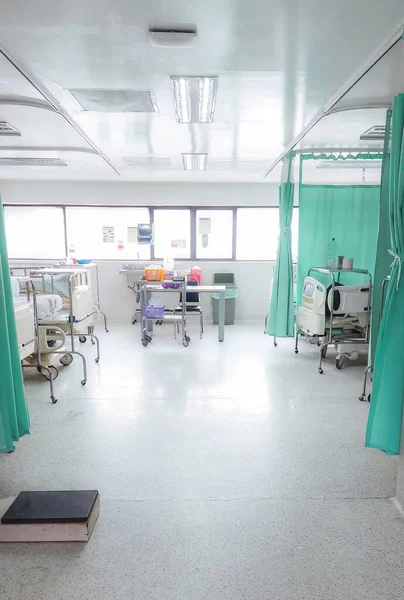 ベッドに向かって眺める病院室のインテリア — ストック写真