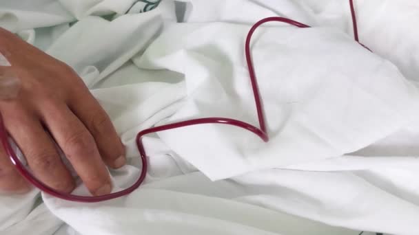 Nahaufnahme Der Hand Eines Patienten Der Krankenhausbett Eine Bluttransfusion Erhält — Stockvideo