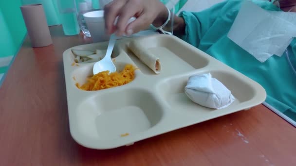 Close Prato Comida Uma Cama Hospital Paciente Deitado Come Sua — Vídeo de Stock