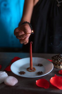 Kırmızı mum yakmak, tüm azizlerin arifesinde cadılar bayramı, ruhani inanışlar, beyaz büyü yapan cadılar bayramı arifesi.