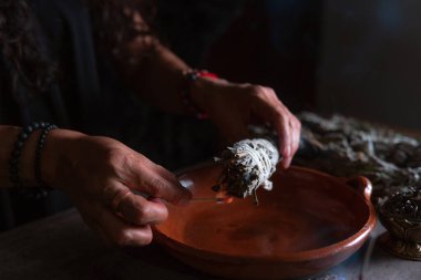 Tütsü yakmak, tüm azizlerin arifesinde cadılar bayramı, ruhani inanışlar, beyaz büyü yapan bir arınma ritüeli yapmak.