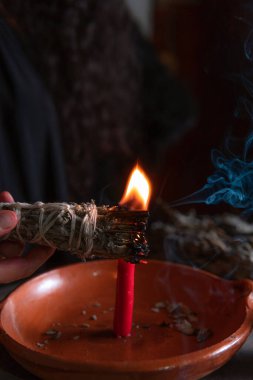 Tütsü yakmak, tüm azizlerin arifesinde cadılar bayramı, ruhani inanışlar, beyaz büyü yapan bir arınma ritüeli yapmak.