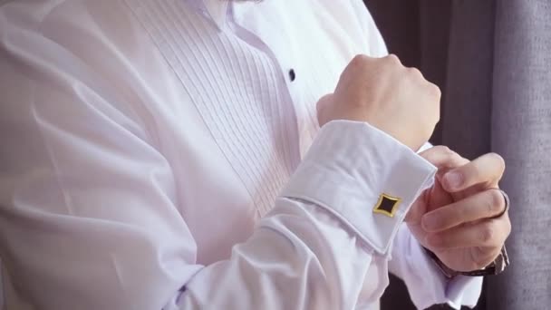 Hombre Preparándose Para Boda Novio Delante Ventana Fijando Camisa Blanca — Vídeos de Stock