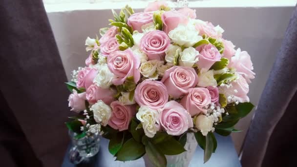 美しい結婚式の花の配置 花嫁の宝石類やアクセサリーに近い ウィンドウに近い結婚式の花束 バラに輝く美しい光 — ストック動画