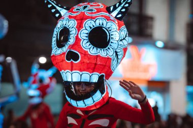 Bölgenin tipik kostümleri ölümü temsil ediyor, ölüm maskeleri, Mexico City, Mexico 'daki ölü geçit töreni..