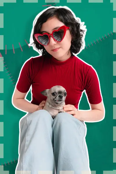 Genç bir kız oturuyor, elinde köpeğini tutuyor, fotoğraf için poz veriyor, çok renkli yeşil bir geçmişi var, sosyal medya afişi için ideal. Boşluğu kopyala