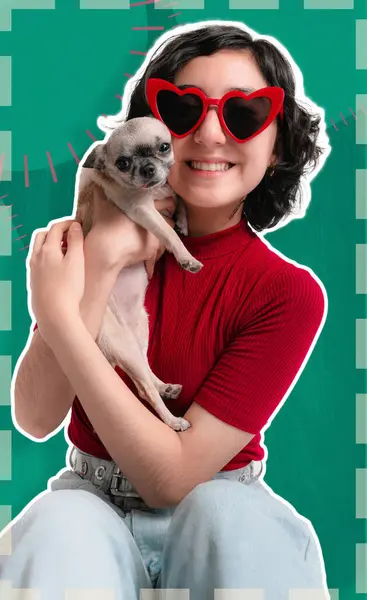 Genç bir kız oturuyor, elinde köpeğini tutuyor, fotoğraf için poz veriyor, çok renkli yeşil bir geçmişi var, sosyal medya afişi için ideal. Boşluğu kopyala