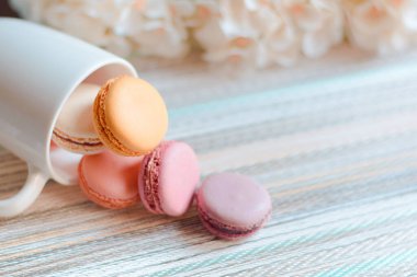 Farklı aromalı ev yapımı badem kurabiyesi. Hoş ve renkli bir geçmişi var. Gurme sunumu..