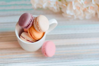 Farklı aromalı ev yapımı badem kurabiyesi. Hoş ve renkli bir geçmişi var. Gurme sunumu..