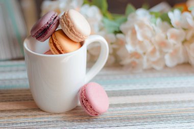 Farklı aromalı ev yapımı badem kurabiyesi. Hoş ve renkli bir geçmişi var. Gurme sunumu..
