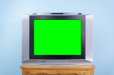 Ekrana yeni görüntüler eklemek için yeşil ekranlı eski gümüş renkli TV, Retro teknoloji konsepti. Ön manzara, yakın çekim, tasarımcı için yeşil ekran krom anahtarı olan antika televizyon. Antika televizyon, antika teknoloji.
