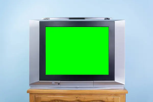 Ekrana yeni görüntüler eklemek için yeşil ekranlı eski gümüş renkli TV, Retro teknoloji konsepti. Ön manzara, yakın çekim, tasarımcı için yeşil ekran krom anahtarı olan antika televizyon. Antika televizyon, antika teknoloji.