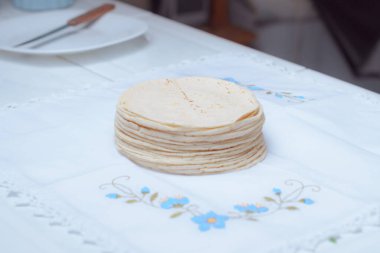 Mutfaktaki masada ev yapımı Meksika tortillası yığını..