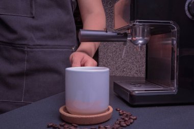 Kadın Barista kahve makinesini kullanarak nefis bir kahve hazırlamak için makineyi çalıştırıyor..