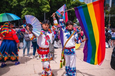 Mexico, Mexico City, 29 Haziran 2024, LGBT + Pride topluluğu Mexico City 'de yürüyüş yapıyor, çeşitlilik ve eşitliği kutlayan bir gün. Çok renkli kadın ve erkeklerin portresi