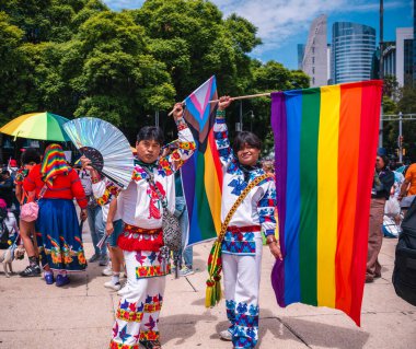 Mexico, Mexico City, 29 Haziran 2024, LGBT + Pride topluluğu Mexico City 'de yürüyüş yapıyor, çeşitlilik ve eşitliği kutlayan bir gün. Çok renkli kadın ve erkeklerin portresi