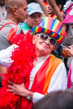 Mexico, Mexico City, 29 Haziran 2024, LGBT + Pride topluluğu Mexico City 'de yürüyüş yapıyor, çeşitlilik ve eşitliği kutlayan bir gün. Çok renkli ihtiyarların portresi