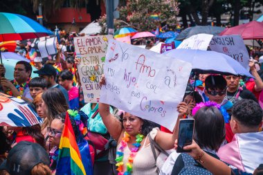 Mexico, Mexico City, 29 Haziran 2024, LGBT + Pride topluluğu Mexico City 'de yürüyüş yapıyor. İspanyol posteri. Çeşitlilik ve eşitliği kutlayan bir gün. Çok renkli kadın ve erkeklerin portresi