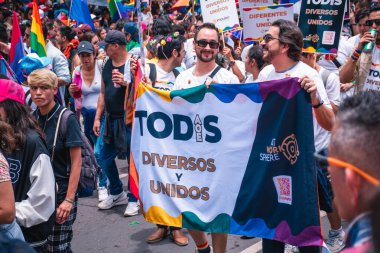 Mexico, Mexico City, 29 Haziran 2024, LGBT + Pride topluluğu Mexico City 'de yürüyüş yapıyor, İspanyol posteri. Çeşitlilik ve eşitliği kutlayan bir gün. Çok renkli kadın ve erkeklerin portresi