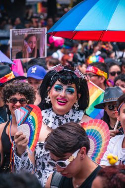 Mexico, Mexico City, 29 Haziran 2024, LGBT + Pride topluluğu Mexico City 'de yürüyüş yapıyor, çeşitlilik ve eşitliği kutlayan bir gün. Çok renkli kadın ve erkeklerin portresi