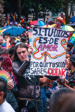 Mexico, Mexico City, 29 Haziran 2024, LGBT + Pride topluluğu Mexico City 'de yürüyüş yapıyor, İspanyol posteri. Çeşitlilik ve eşitliği kutlayan bir gün. Çok renkli kadın ve erkeklerin portresi
