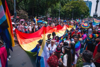 Mexico, Mexico City, 29 Haziran 2024, LGBT + Pride topluluğu Mexico City 'de yürüyüş yapıyor, çeşitlilik ve eşitliği kutlayan bir gün. Çok renkli kadın ve erkeklerin portresi