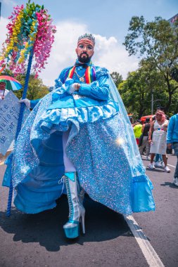 Mexico, Mexico City, 29 Haziran 2024, LGBT + Pride topluluğu Mexico City 'de yürüyüş yapıyor, çeşitlilik ve eşitliği kutlayan bir gün. Çok renkli kadın ve erkeklerin portresi