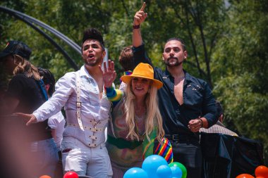 Mexico, Mexico City, 29 Haziran 2024, LGBT + Pride topluluğu Mexico City 'de yürüyüş yapıyor, çeşitlilik ve eşitliği kutlayan bir gün. Aktris Olivia Collins 'in çok renkli portresi