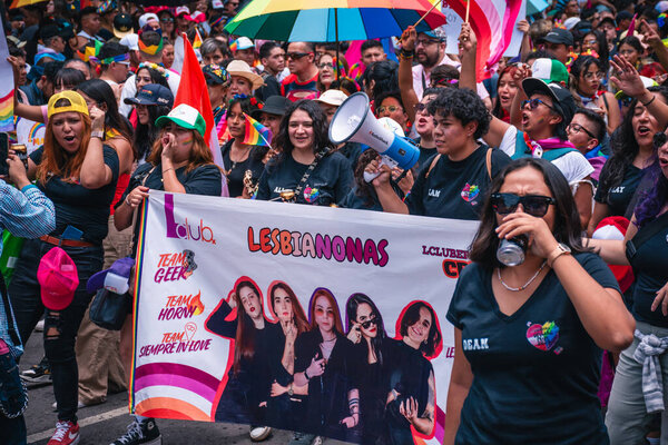 Мексика, Мехико, 29 июня 2024 года, парад ЛГБТ + Гордость в Мехико. Испанский плакат. День празднования разнообразия и равенства. портрет мужчины и женщины с многоцветными рисунками