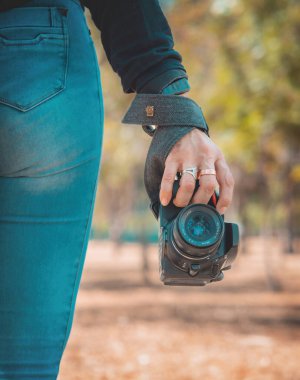 Fotoğrafçı retro kameraya sahip, yazacak yeri var, fotoğrafçılar günü konsepti.