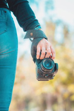 Fotoğrafçı retro kameraya sahip, yazacak yeri var, fotoğrafçılar günü konsepti.