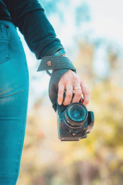 Fotoğrafçı retro kameraya sahip, yazacak yeri var, fotoğrafçılar günü konsepti.