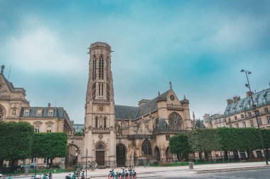 Paris 'teki Saint-Germain-l' Auxerrois Kilisesi, Fransız mimarisinin yatay görüntüsü..