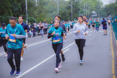 Editör, maraton, bimbo, global, race, 2025, street, sports shoe, running, athlete, jogging, city, sports, sport, crowd of people, sports clothes, entertainment hunt, Mexico City, motion, woman, young, happy, summer, international, 