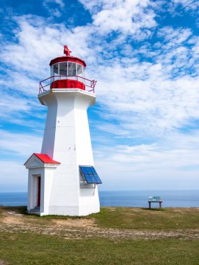 Cape Gaspe deniz feneri Forillon Park, Gaspe, Quebec, Kanada. Cape Gaspe deniz feneri 140 yıldan fazladır yol göstericilere rehberlik ediyor. 1950 'de inşa edilmiş, bu bölgedeki üçüncü deniz feneri. İlki 1873 'te inşa edildi ve bir yangında yok oldu.