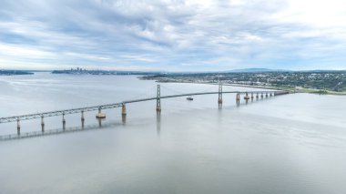 Beaupre maliyeti ile Orleans adası (Quebec, Kanada) arasındaki St. Lawrence nehri üzerindeki eski Orlean Adası Köprüsü 'nün havadan görünüşü. Arkaplanda Quebec şehrinin görüntüsü.