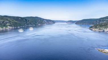 Saguenay Fjord 'un St Lawrence nehri üzerindeki hava aracı tarafından çekilmiş görüntüsü. Baie-Ste-Catherine 'in görüntüsü, Tadoussac feribotu fiyorttan geçiyor..