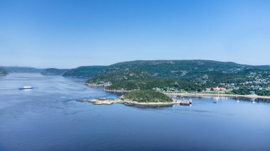 Tadoussac körfezi ve Saguenay Fjord 'un St-Lawrence nehri üzerinde insansız hava aracı tarafından çekilmiş havadan görüntüsü. Baie-Ste-Catherine, Tadoussac feribotu Saguenay nehri ve Pointe-de-L 'Islet patikasından geçiyor..