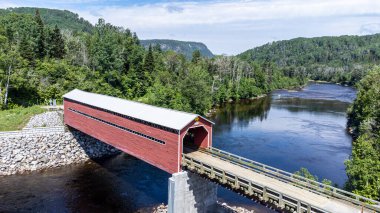 Louis Gravel köprüsünün ön görüntüsü (1934). Sacre-Coeur Belediyesi, Quebec, Kanada. Saguenay Fjord. Yatay görünüm.