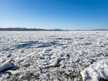 St-Lawrence nehrinde yüzen buzun yakın görüntüsü Quebec şehri manzaralı. Fotoğraf Orlean 'in adasından çekildi. Kış manzarası.