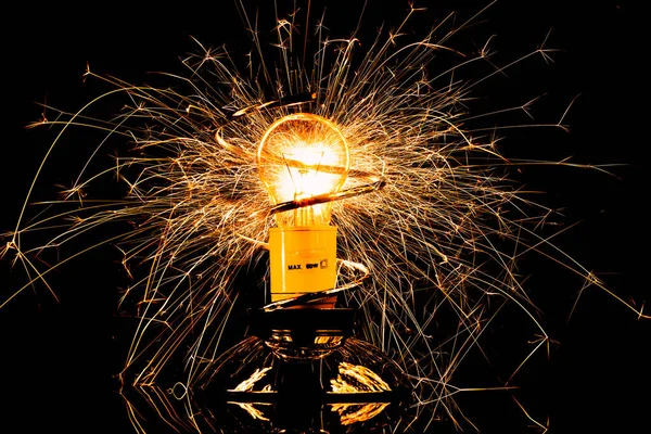 Isolado Iluminado Lâmpada Incandescente Com Faíscas Fogo Filamento Fundo Preto — Fotografia de Stock