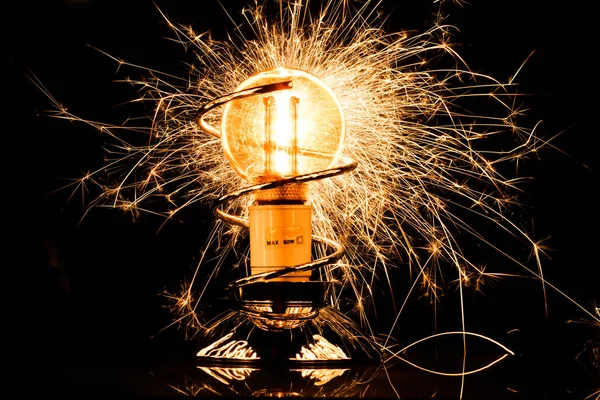 Изолированная Подсвеченная Лампа Накаливания Огненными Искрами Нитью Черном Фоне Концепция — стоковое фото