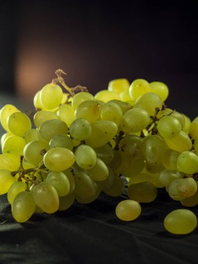 Masanın üzerinde üzüm 