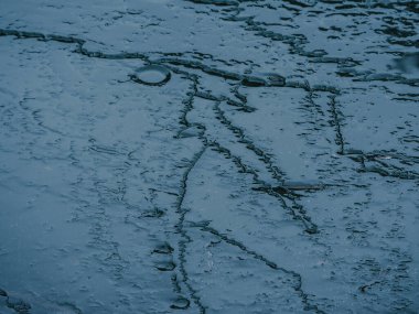 Nehrin yüzeyindeki buz kristalleri. kış arkaplanı