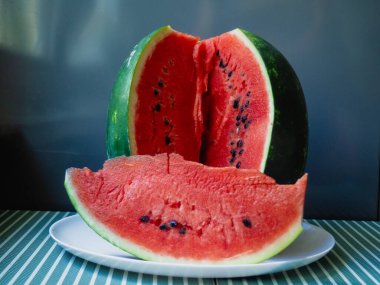 Karpuz dilimler halinde kesilmiş.